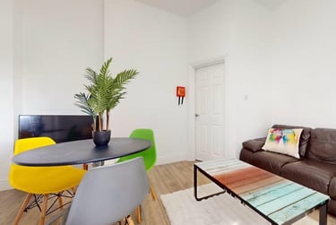 3 bed flat, Greenbank Road, Greenbank, Plymouth, PL48NH - Image 1